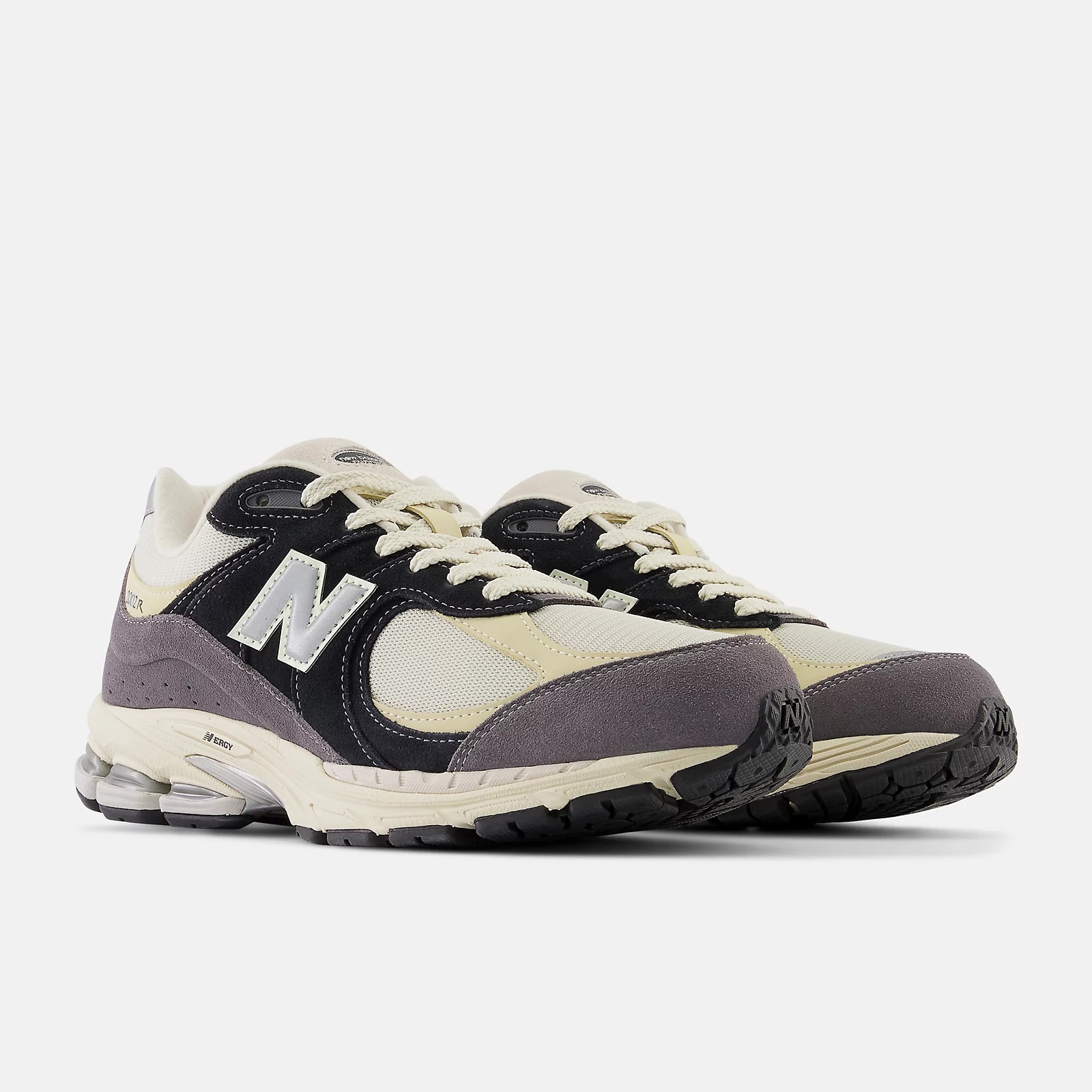 new-balance-2002r-magnet- 