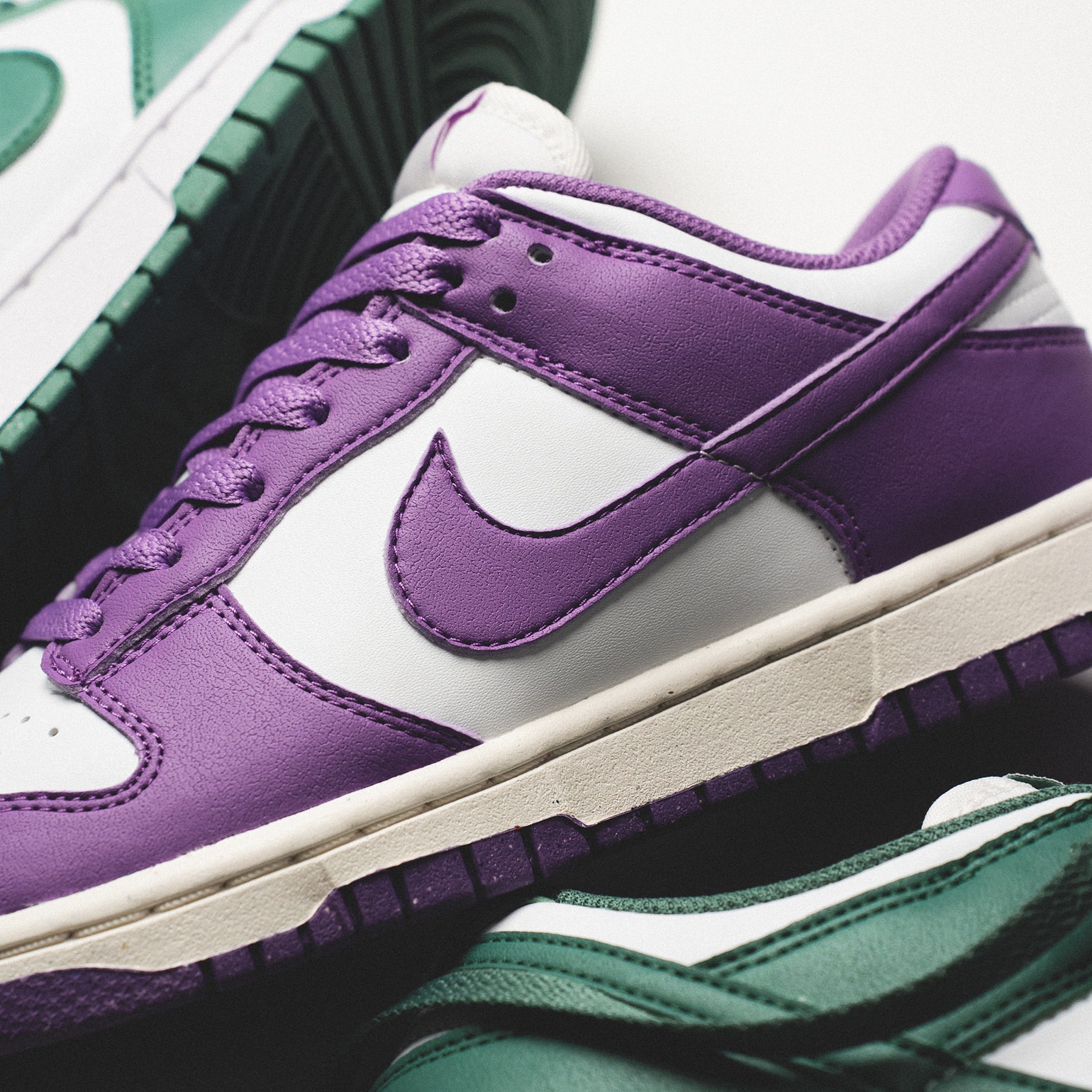 靴 NIKE DUNK LOW PRM Womens Nike Dunk Low Black Raspberry - Next Nature DD1873-108