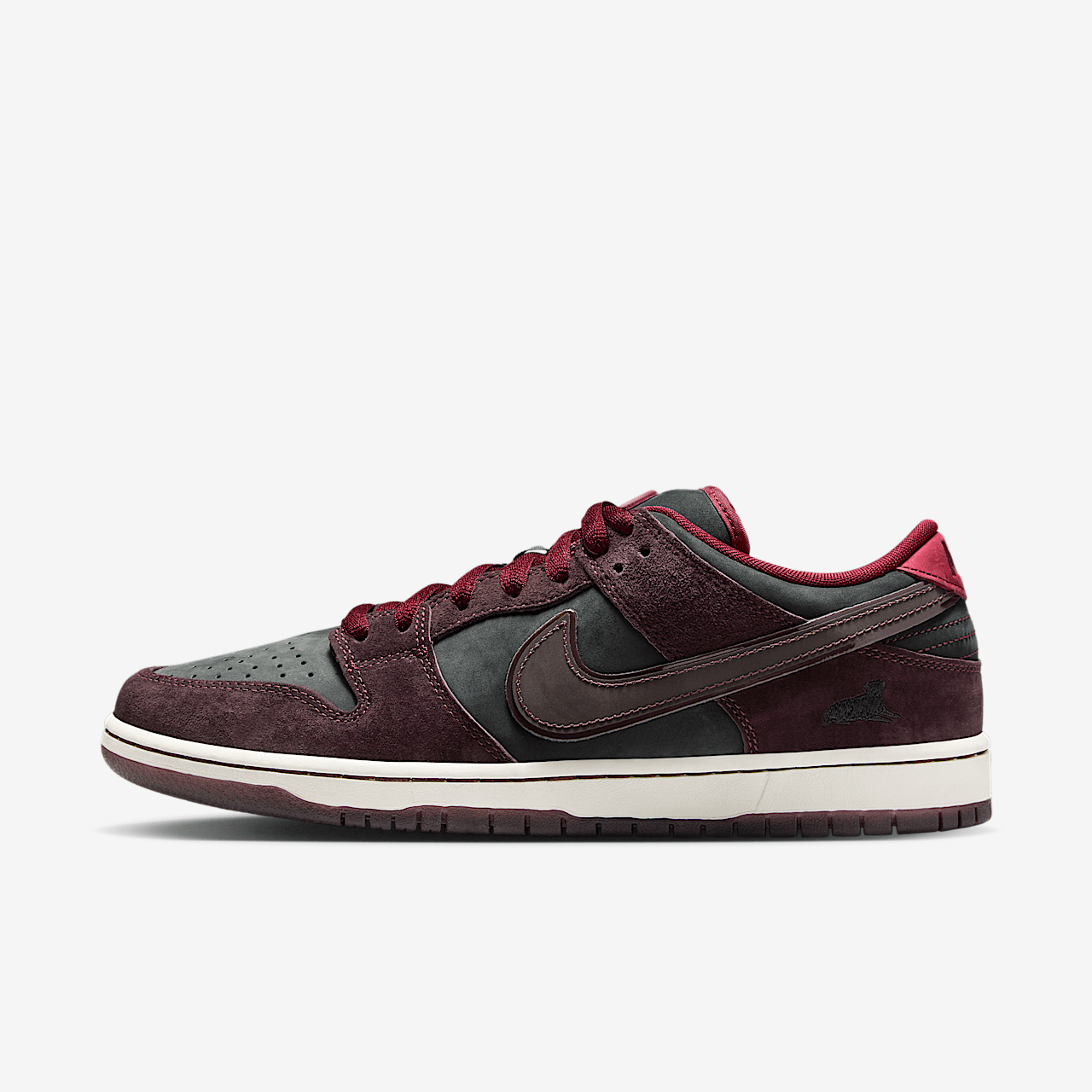 【Nike x Riot】 Skateshop SB Dunk Low Pro Mahogany Team Red Riot Skateshop x Nike SB Dunk Low Pro Mahogany Team Red