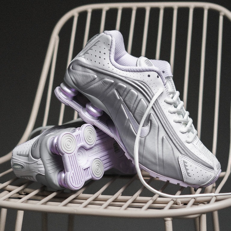 新品未使用 Nike Women's Shox R4 Nike Shox R4 White and Metallic Platinum Violet Purple