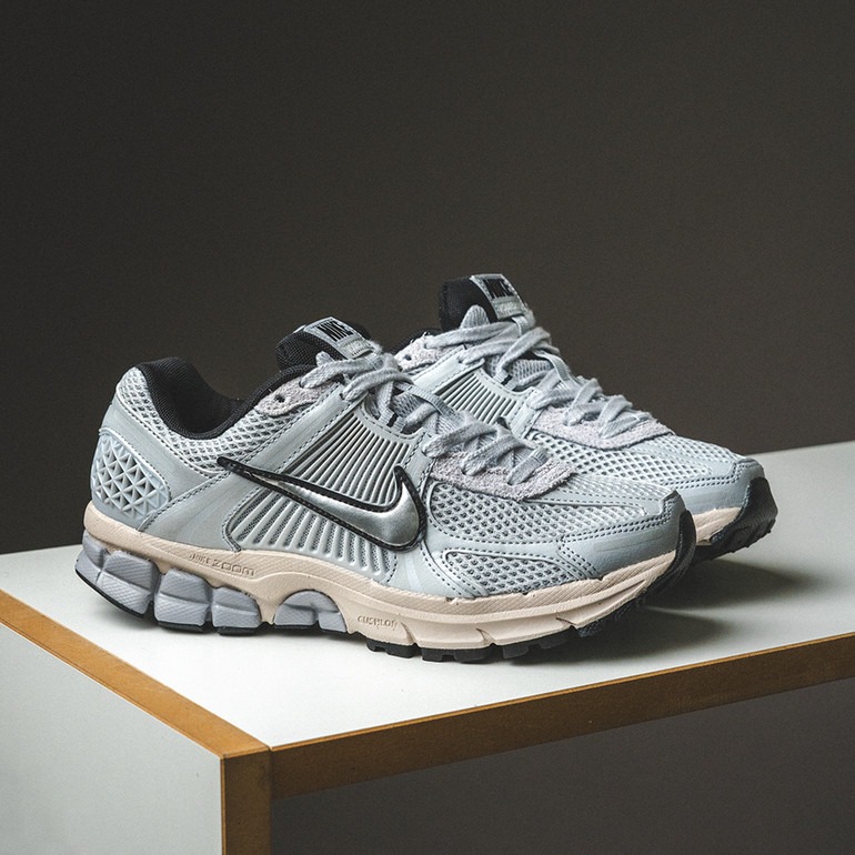 靴 NIKE WMNS ZOOM VOMERO 5 FN6742-002 Nike Sportswear Wmns Zoom Vomero 5 - FN6742-002 | SNS