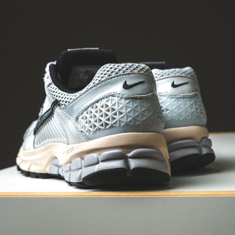 スニーカー Nike Women's Nike Zoom Vomero 5 COR FN6742 Nike W Zoom Vomero 5 FN6742 001 | OVERKILL